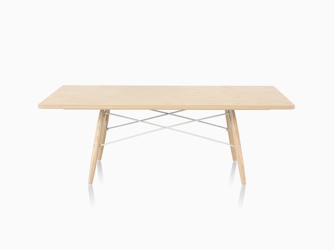 Una mesa de centro rectangular Eames con patas de madera, travesaños metálicos y una parte superior de madera clara, vista desde el lado más largo.