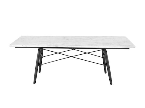 一个矩形的Eames咖啡桌，黑色的木腿，金属交叉撑杆和白色大理石台面。