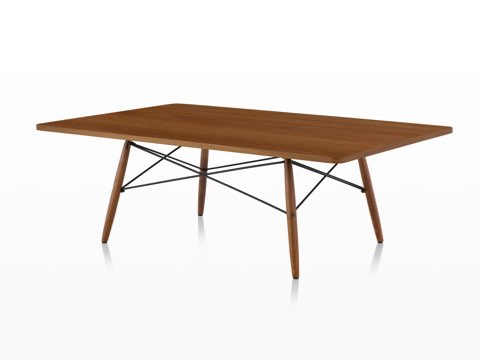 Una vista en ángulo de una mesa de centro rectangular Eames con patas de madera, travesaños metálicos y una parte superior de madera mediana.