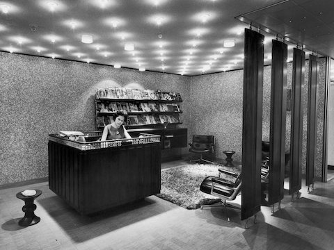 Uma foto da década de 1960 mostrando o couro preto Eames Executive Chairs no lobby do Time-Life Building de Nova York.