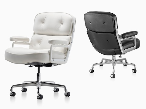 Una silla ejecutiva Eames de cuero blanco vista desde la parte delantera y una silla ejecutiva Eames de cuero negro vista desde atrás.