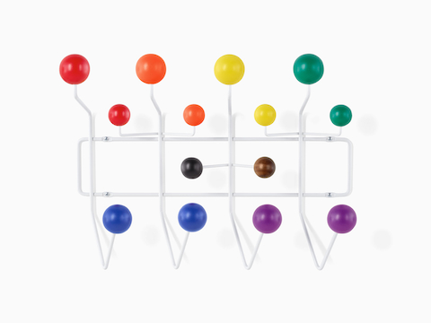 Una pieza Eames Pride Hang-It-All, caracterizada por una estructura metálica en blanco y botones con los colores del arcoíris