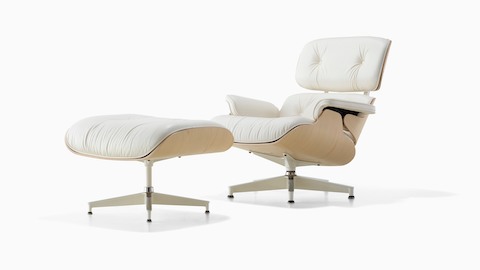 白色皮革Eames休闲椅和奥托曼白色饰面饰板，从45度角观看。