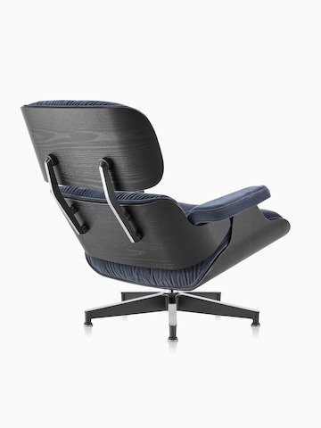 Eames休闲椅的蓝色马海毛室内装潢的四分之三后视图。