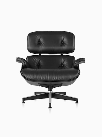 黑色皮革Eames休闲椅，黑色外壳，从正面看。