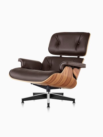 Brown Eames Lounge Chair com revestimento em madeira, visto de um ângulo de 45 graus.