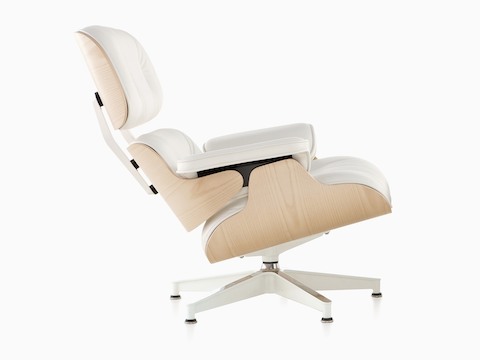 Vista de perfil de un sillón de cuero blanco Eames con una capa de chapa de fresno blanco.