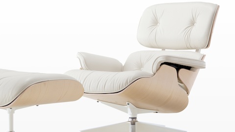 Couro branco Eames Lounge Chair e Otomano com uma concha de cinza branca, visto de um ângulo de 45 graus.