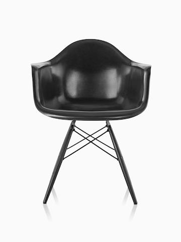 搭配黑檀木木质腿的黑色Eames模压玻璃纤维扶手椅。