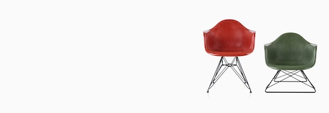 两张Eames模压玻璃纤维扶手椅，一张搭配钢丝底座，另一张搭配矮款钢丝底座。