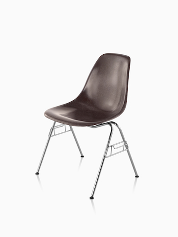 Silla de fibra de vidrio moldeada Brown Eames. Seleccione para ir a la página del producto Eames Molded Fiberglass Chairs.