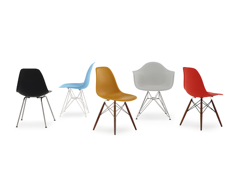 Cinco Eames Moldados Laterais de plástico e poltronas em branco, marrom, azul, vermelho e preto, mostrando as várias opções de base.