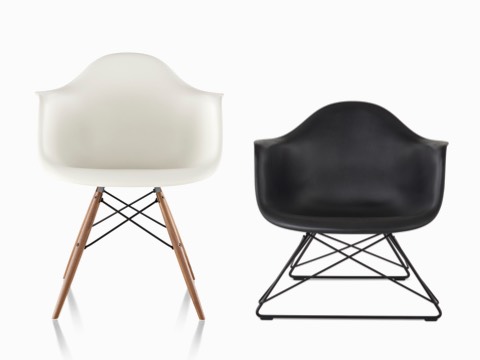 Duas poltronas de fibra de vidro moldado Eames, uma com base aramada baixa e outra com base em tarugos.