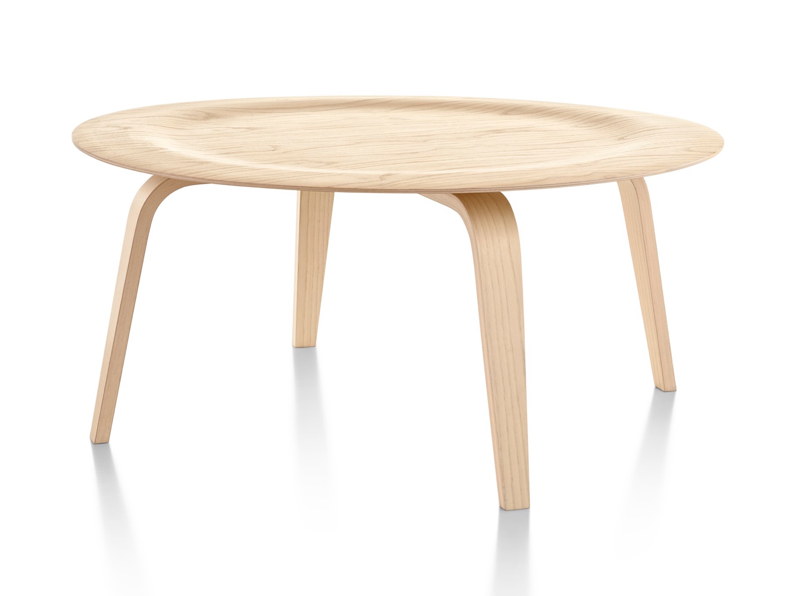 Uma mesa de café de contraplacado moldado Eames redonda com pernas de madeira e um top recuado em um acabamento leve.