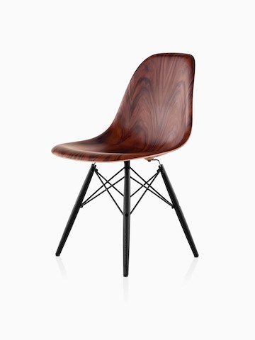 Silla de madera moldeada Eames con un acabado oscuro y patas de espiga, vistas desde un ángulo de 45 árboles.