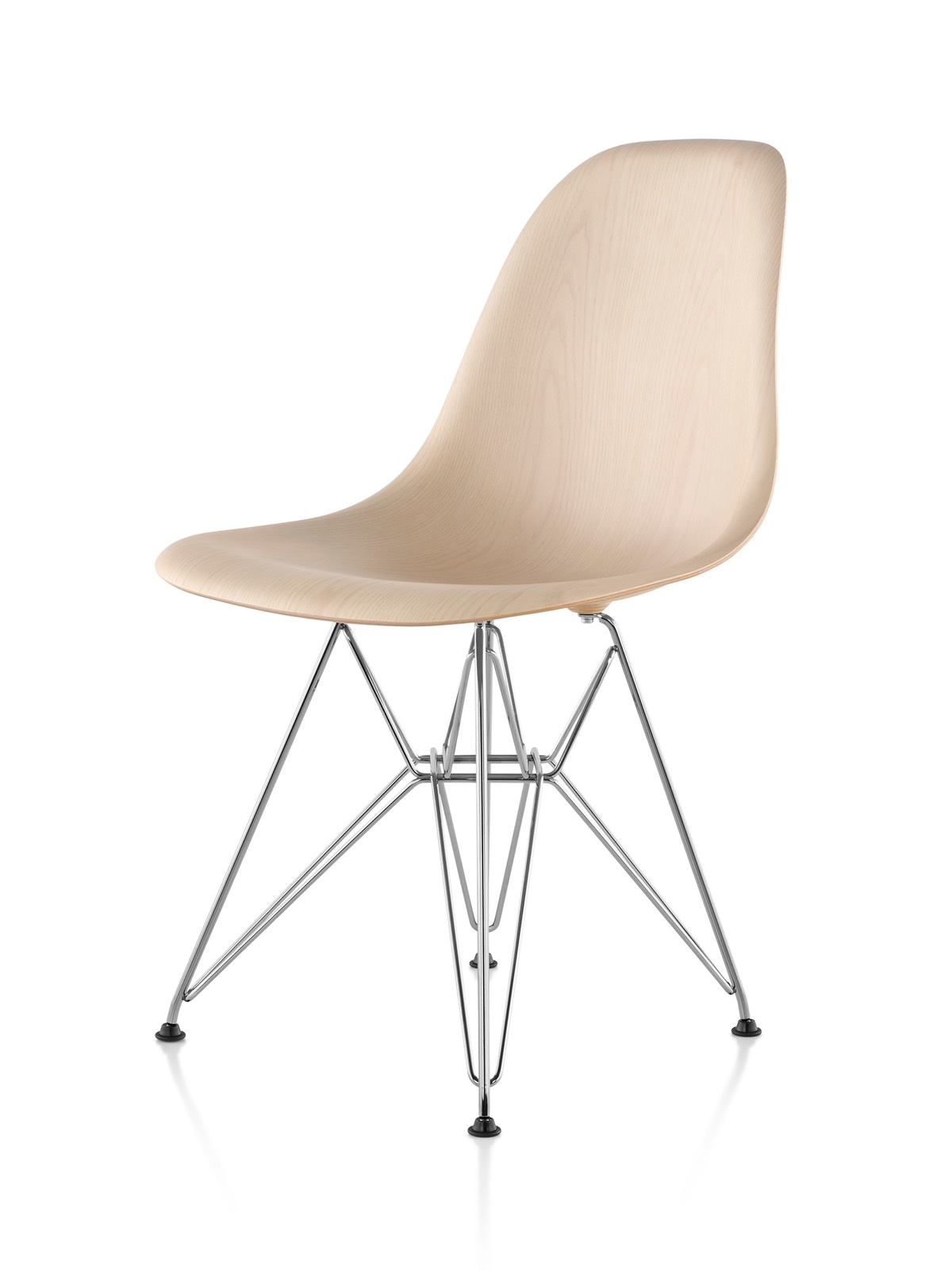Eames Cadeira lateral de madeira moldada com acabamento leve e base de arame, vista de um ângulo de 45 graus.
