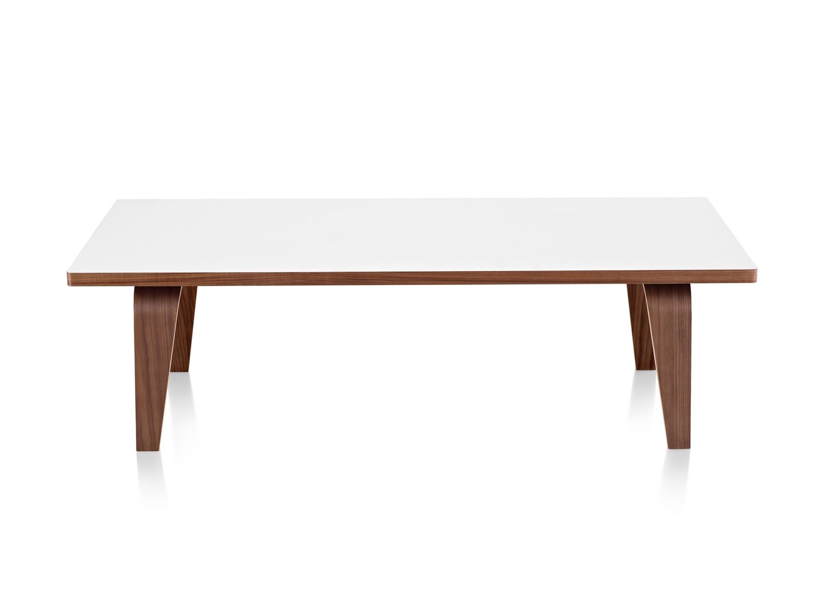 Uma mesa de café retangular Eames com um top branco e pernas de contraplacado moldado em um acabamento médio.