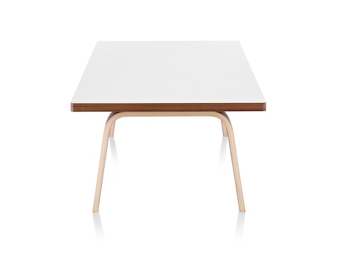 Uma mesa de café retangular Eames com um top branco, visto a partir da extremidade estreita.