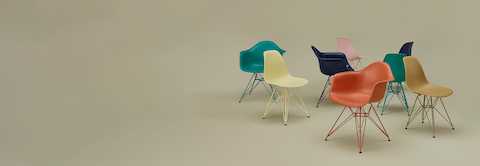 Conjunto de cadeiras Eames Molded Plastic em fundo sálvia.
