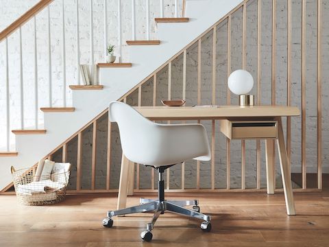 Un esquema de trabajo residencial que presenta una silla de trabajo Eames y un escritorio Distil. Un esquema de trabajo residencial que presenta una silla de trabajo Eames y un escritorio Distil.
