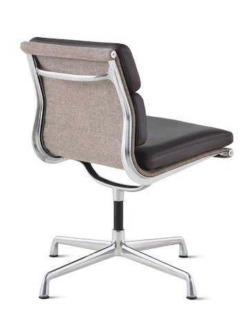 Silla ejecutiva Soft Pad Eames sin brazos, vista de atrás y en ángulo.