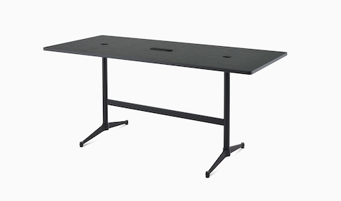 Una mesa Eames elevada a altura de pie con pata en T totalmente en negro con acceso a energía sobre la superficie y organización de cables.
