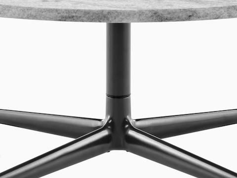 Visão de perto do ponto de conexão entre um tampo de mesa ao ar livre Eames e base.