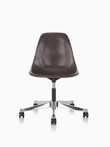 Vista frontal de Eames Task Chair con carcasa de fibra de vidrio marrón.