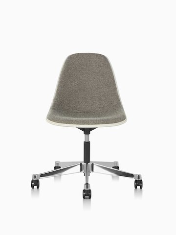 Eames Task Chair com estofamento marrom e casca de fibra de vidro esbranquiçada, vista de frente.