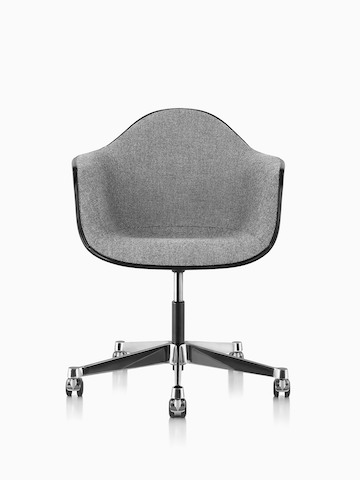 Vista frontal da cadeira da tarefa de Eames com o escudo cinzento da fibra de vidro e o estofamento cinzento.