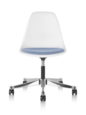 Eames Task Chair com almofada de assento estofada azul e concha de plástico branco, visto de frente.