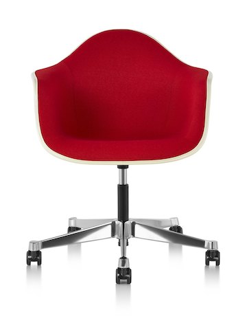 Vista frontal da Eames Task Chair com revestimento de fibra de vidro esbranquiçado e estofamento vermelho.