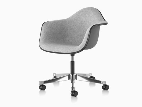 Visão angular de Eames Task Chair com casca de fibra de vidro cinza e estofamento cinza.