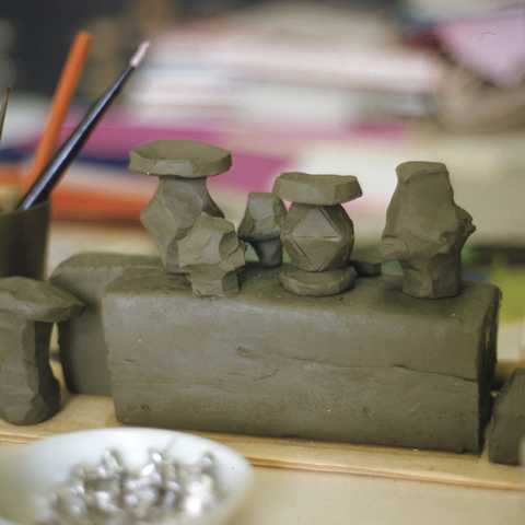 Las sillas altas Eames, realizados en plastilina, se encontraban en la mesa de trabajo de Ray en mayo de 1960.