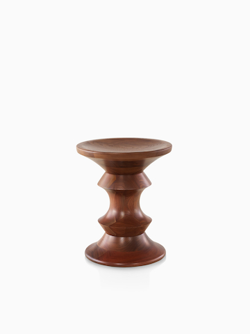 一张 Eames 转动式凳子，具有丰富的木饰面。