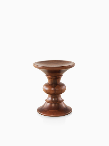 一张 Eames 转动式凳子，具有丰富的木饰面。选择以转到 Eames 转动式凳子产品页面。