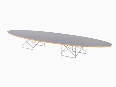 Una mesa elíptica de base de alambre Eames con una parte superior gris en forma de tabla de surf.