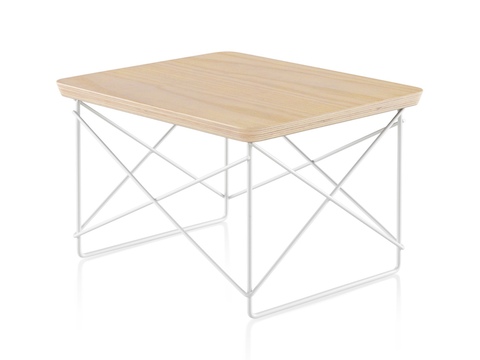 Uma visão angular de uma Mesa Baixa de Base de Arame Eames com um tampo de folheado de cinza branca.