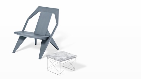 Eamesのワイヤーベース屋外の灰色の椅子と組み合わせた低屋外テーブル。
