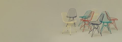 Conjunto de cadeiras Eames Wire em fundo sálvia.