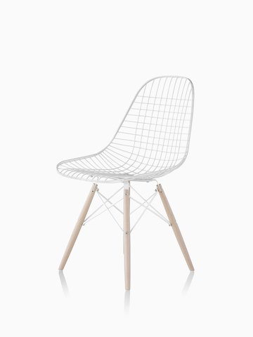 Cadeira de fio branco Eames com base em madeira clara. Selecione para ir para a página do produto Eames Wire Chairs.