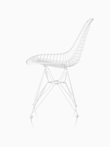 配有白色饰面和钢丝底座的Eames钢丝户外椅。