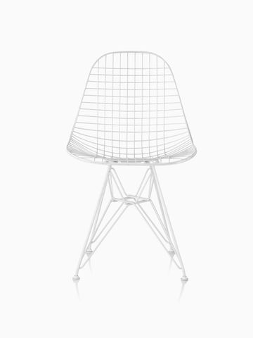 配有白色饰面和钢丝底座的Eames钢丝户外椅。