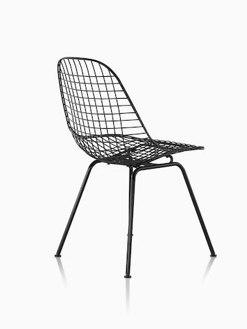 配有黑色饰面和钢丝底座的Eames钢丝户外椅。