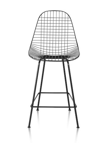 配有白色饰面的Eames钢丝户外凳子（与柜台等高）。