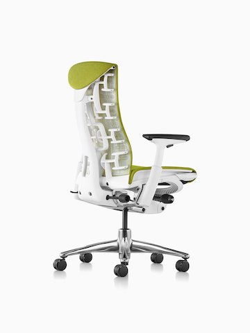 Trois-quarts d'une chaise de bureau Green Embody, montrant le dos et le côté.