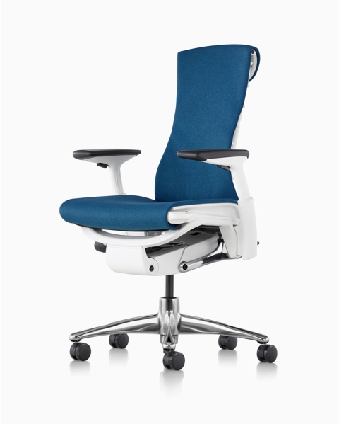 Chaise de bureau Blue Embody avec un cadre blanc et une base en aluminium poli.