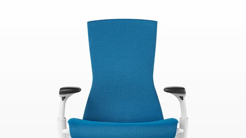 Vista frontal de uma cadeira de escritório azul Embody, mostrando o assento, costas e braços ajustáveis.