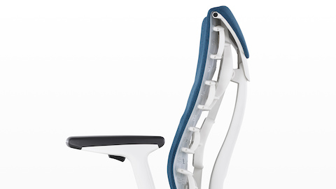 Vista lateral de uma cadeira de escritório azul Embody, mostrando apoio ergonômico para as costas.