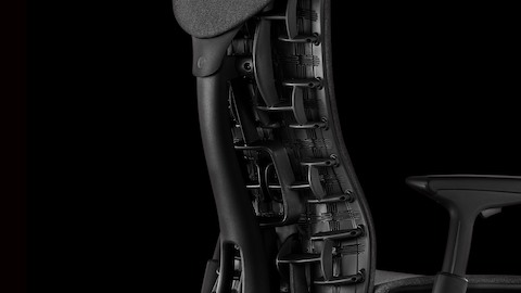 Close-up van de Backfit-aanpassing op een zwarte Embody-bureaustoel.